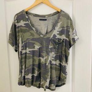 ABERCROMBIE + FITCH GREEN CAMO V-NECK L T-SHIRT